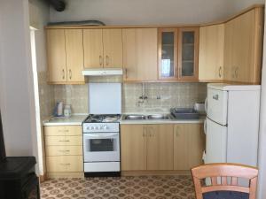 een keuken met een wit fornuis en een witte koelkast bij Apartments with a parking space Kali, Ugljan - 14590 in Kali