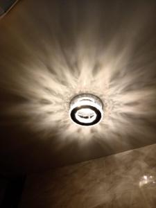 un plafond avec une lumière dans une pièce dans l'établissement CASABOUTIQUE HOTEL, à Salento