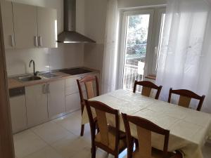 Fotografia z galérie ubytovania Apartments with a parking space Omis - 14625 v Omise