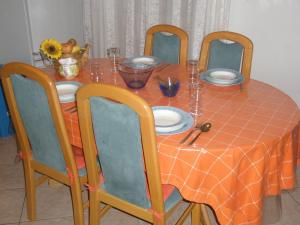 een eettafel met een oranje tafelkleed en stoelen bij Apartments with WiFi Vodnjan, Fazana - 14650 in Vodnjan