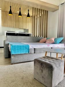 ein Schlafzimmer mit einem großen Bett und einem Tisch in der Unterkunft Iulius Mall Loft in Iaşi + 35 Fotos