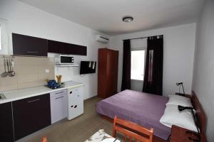sypialnia z łóżkiem oraz kuchnia z blatem w obiekcie Apartments by the sea Pakostane, Biograd - 14658 w Pakoštane