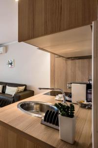 eine Küche mit einer Spüle und einer Arbeitsplatte in der Unterkunft Apartments and rooms with WiFi Zagreb - 14675 in Zagreb