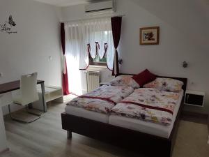 Postel nebo postele na pokoji v ubytování Apartments and rooms with parking space Seliste Dreznicko, Plitvice - 14671