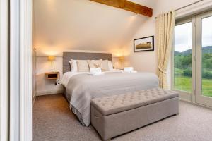 1 dormitorio con cama y ventana grande en Lowfield House en Ambleside