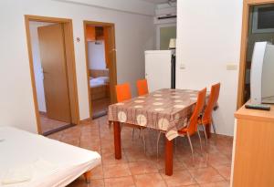 Η κουζίνα ή μικρή κουζίνα στο Apartment Gradac 13681d