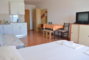 a room with a kitchen and a table with a bed at Studio Gradac 13681b in Gradac