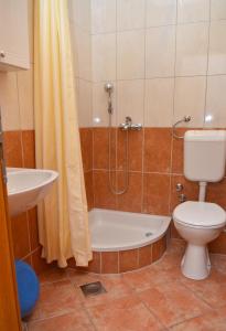 Kúpeľňa v ubytovaní Studio Gradac 13681b