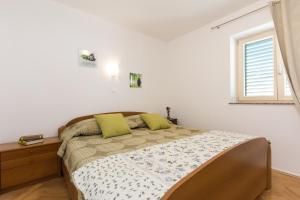 Postel nebo postele na pokoji v ubytování Holiday house with a parking space Punat, Krk - 14698