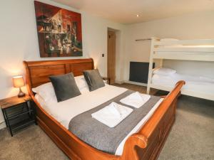 1 dormitorio con 1 cama y 1 litera en Box Tree Farm House en Lancaster