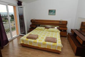 ein Schlafzimmer mit einem Bett und einem großen Fenster in der Unterkunft Apartments with a parking space Sveti Filip i Jakov, Biograd - 14706 in Sveti Filip i Jakov