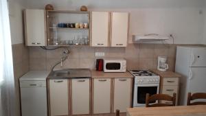 Fotografia z galérie ubytovania Seaside holiday house Vinisce, Trogir - 14704 v destinácii Vinišće