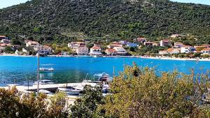 Fotografia z galérie ubytovania Seaside holiday house Vinisce, Trogir - 14704 v destinácii Vinišće