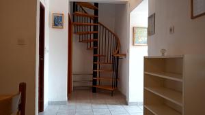 Fotografia z galérie ubytovania Seaside holiday house Vinisce, Trogir - 14704 v destinácii Vinišće
