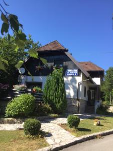 イェゼルツェにあるRooms with a parking space Jezerce, Plitvice - 14711の正面に看板のある家