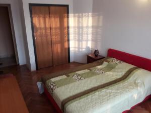 een slaapkamer met een groot bed en een houten vloer bij Apartments by the sea Kozino, Zadar - 14723 in Petrcane