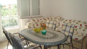 un tavolo da pranzo con sedie e un divano di Apartments with a parking space Zdrelac, Pasman - 14734 a Ždrelac