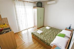 Postel nebo postele na pokoji v ubytování Apartments and rooms by the sea Rovanjska, Paklenica - 14732