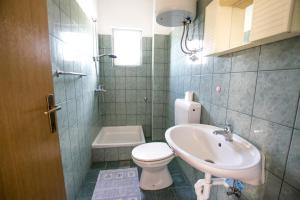 Koupelna v ubytování Apartments and rooms by the sea Rovanjska, Paklenica - 14732