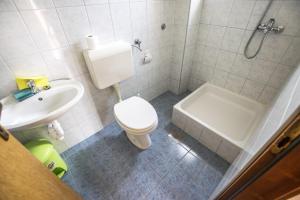 Koupelna v ubytování Apartments and rooms by the sea Rovanjska, Paklenica - 14732 + 17 fotografií