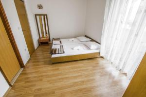 Postel nebo postele na pokoji v ubytování Apartments and rooms by the sea Rovanjska, Paklenica - 14732