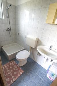 Koupelna v ubytování Apartments and rooms by the sea Rovanjska, Paklenica - 14732