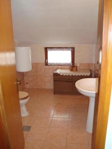 ein Bad mit einem Waschbecken und einem WC in der Unterkunft Apartments with a parking space Sukosan, Zadar - 14742 in Sukošan