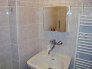 ein Bad mit einem Waschbecken und einem Spiegel in der Unterkunft Apartments with a parking space Sukosan, Zadar - 14742 in Sukošan