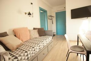 ein Wohnzimmer mit einem Sofa und einem TV in der Unterkunft Apartments with WiFi Zagreb - 14588 in Zagreb