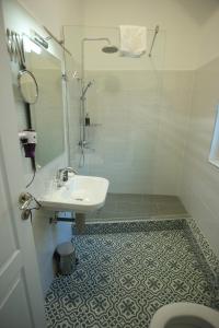 ein Bad mit einem Waschbecken und einer Dusche in der Unterkunft Apartments with WiFi Zagreb - 14588 in Zagreb