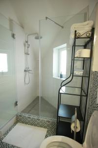 ein Bad mit einer Dusche, einem WC und einer Glastür in der Unterkunft Apartments with WiFi Zagreb - 14588 in Zagreb