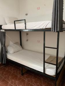 een paar stapelbedden in een kamer bij Dream Home Hostel in Vientiane