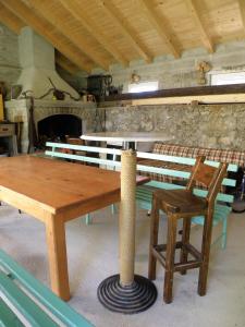 einen Tisch und einen Stuhl in einem Zimmer mit Kamin in der Unterkunft Apartment Pasman 14788c in Mali Pašman