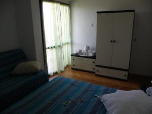 Apartment Pasman 14788c في Mali Pašman: غرفة نوم بسرير وخزانة ونافذة
