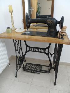 eine alte Nähmaschine auf einem Tisch mit Spiegel in der Unterkunft Apartment Pasman 14788c in Mali Pašman