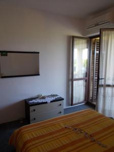 ein Schlafzimmer mit einem Bett, einer Kommode und einem Fenster in der Unterkunft Apartment Pasman 14788b in Mali Pašman