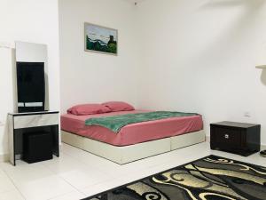 1 dormitorio con 1 cama y TV de pantalla plana en Alyn Homestay Batu Pahat IV Netflix, en Batu Pahat