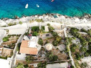z góry widok na dom nad oceanem w obiekcie Family friendly seaside apartments Sevid, Trogir - 14790 w Marinie