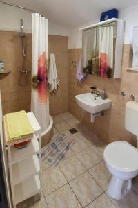 W łazience znajduje się toaleta, umywalka i prysznic. w obiekcie Family friendly seaside apartments Sevid, Trogir - 14790 w Marinie