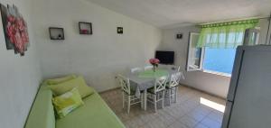 salon ze stołem i zieloną kanapą w obiekcie Family friendly seaside apartments Sevid, Trogir - 14790 w Marinie