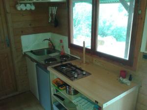 Nhà bếp/bếp nhỏ tại Secluded fisherman's cottage Cove Komornik, Pasman - 14801