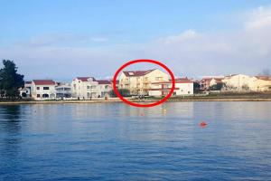 einem roten Kreis in der Mitte eines Wasserkörpers in der Unterkunft Apartments by the sea Privlaka, Zadar - 14816 in Privlaka