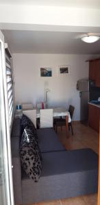 Ein Sitzbereich in der Unterkunft Apartments by the sea Privlaka, Zadar - 14816