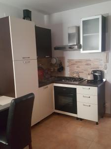 eine kleine Küche mit einem Herd und einem Kühlschrank in der Unterkunft Apartments by the sea Privlaka, Zadar - 14816 in Privlaka