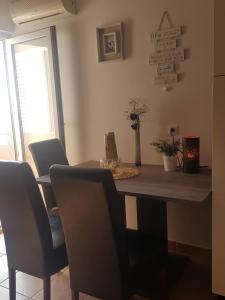 Ein Sitzbereich in der Unterkunft Apartments by the sea Privlaka, Zadar - 14816