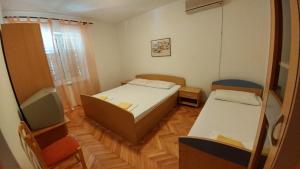 Postel nebo postele na pokoji v ubytování Apartment Novalja 13006c