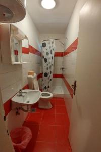 łazienka z toaletą, umywalką i wanną w obiekcie Apartment Novalja 13006c w Novalji