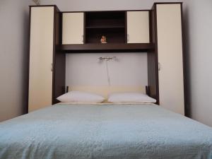 sypialnia z łóżkiem z drewnianym zagłówkiem w obiekcie Rooms with a parking space Stari Grad, Hvar - 14831 w mieście Stari Grad