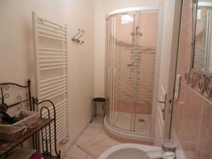 La salle de bains est pourvue d'une douche et d'un lavabo. dans l'établissement Chambre d'Elisabeth à la Ferme, à Montépilloy