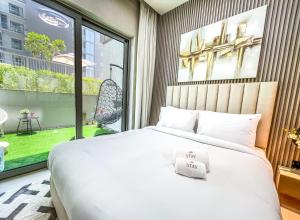 Postel nebo postele na pokoji v ubytování STAY BY LATINEM Luxury 1BR Holiday Home CV A107 near Burj Khalifa
